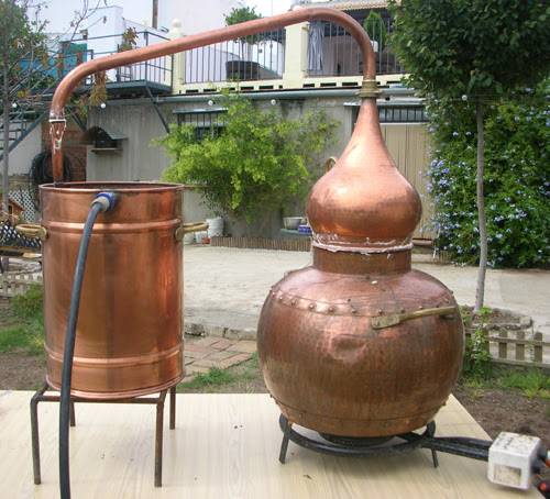 Proceso tradicional de destilación artesanal de piscos UVAMAYU en el valle de Ica, Perú